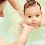 Mandi Air Hangat Untuk Bayi Agar Tubuh Sehat dan Tidur Lebih Nyenyak Mandi Air Hangat Untuk Bayi Agar Tubuh Sehat dan Tidur Lebih Nyenyak