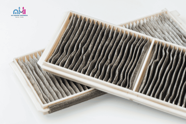 Membersihkan filter udara