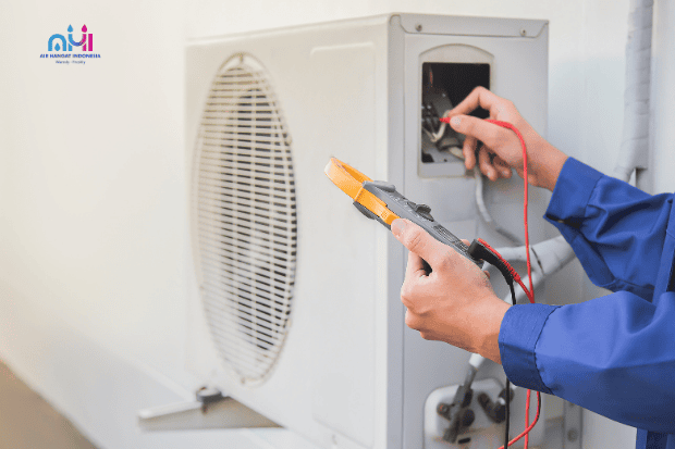 Mengecek tekanan refrigeran