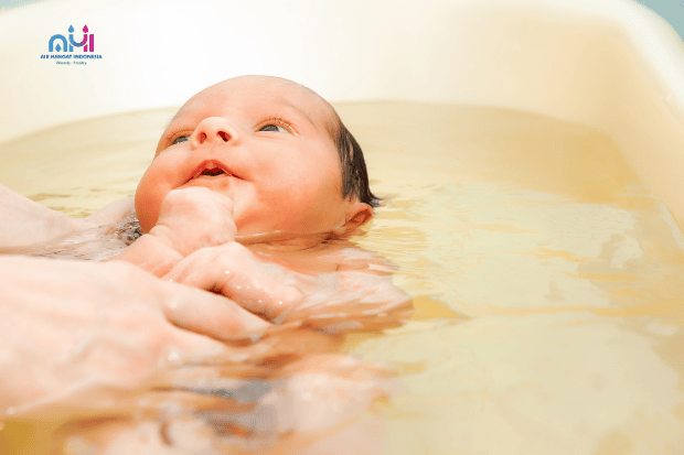 Tips aman memandikan bayi dengan air hangat